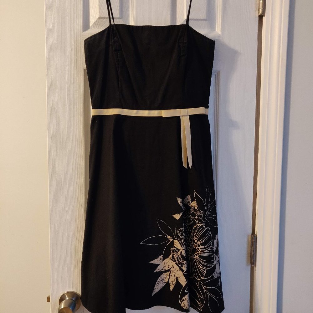 Juniors' black dress with floral motif